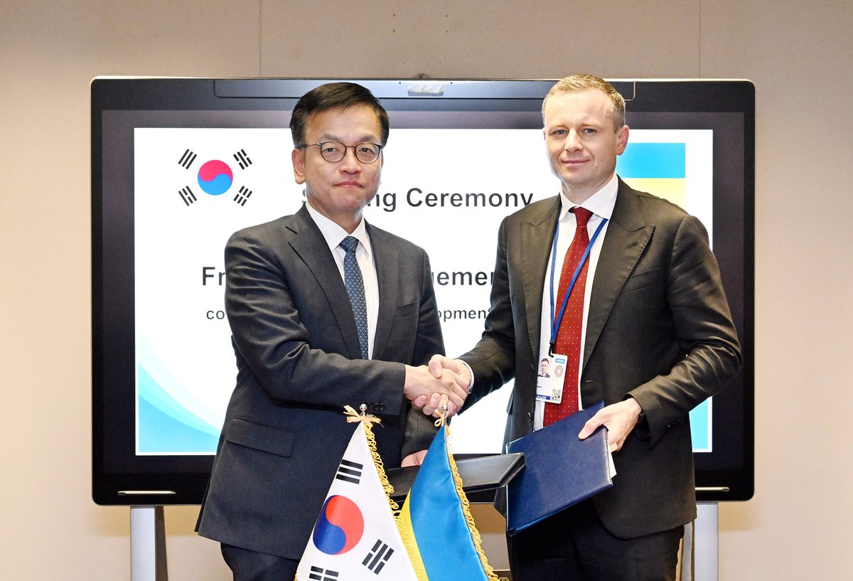 🇰🇷🇺🇦 Deputy Prime Minister Choi Sang-mok signed a framework agreement with his Ukrainian counterpart, Sergii Marchenko, to establish the legal basis for providing $2.1 billion in mid to long-term financial aid for #Ukraine's reconstruction and development under the EDCF.