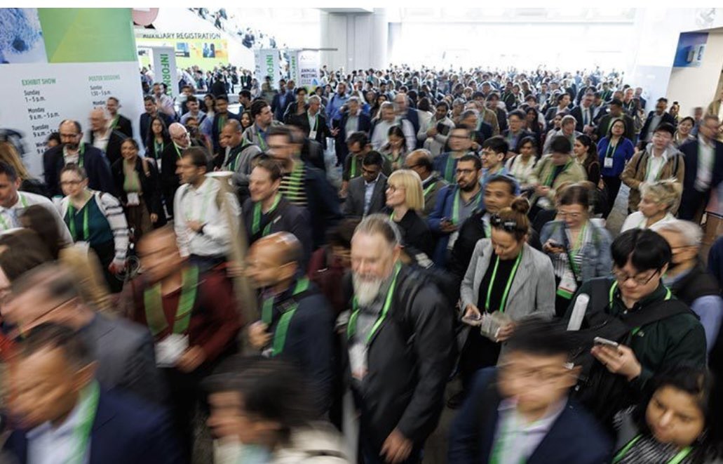 سعيدة لحضور اكبر مؤتمر في العالم لأبحاث السرطان AACR
 حشود هائلة من جميع انحاء العالم وكمية لاتصدق من المعلومات والابتكارات والعلاجات الناجحة والتي تجعل العلماء فعلاً في اعلى مرتبة الهرم لمحاربة الأمراض.
صدق العظيم في قوله (يرفع الله الذين امنوا منكم والذين اوتوا العلم درجات)