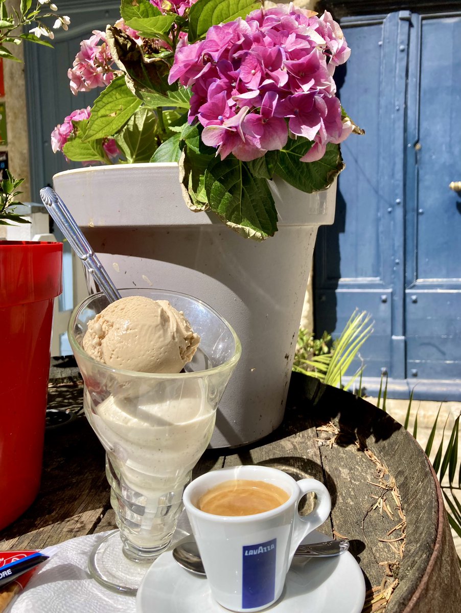 Un #café gourmand pour ce #lundifleuri gersois : bonne semaine à vous ! 
🌸🌺😋🥳🩵❤️
#Gers #Occitanie #SudOuest
#CoffeeTime #Goodtimes