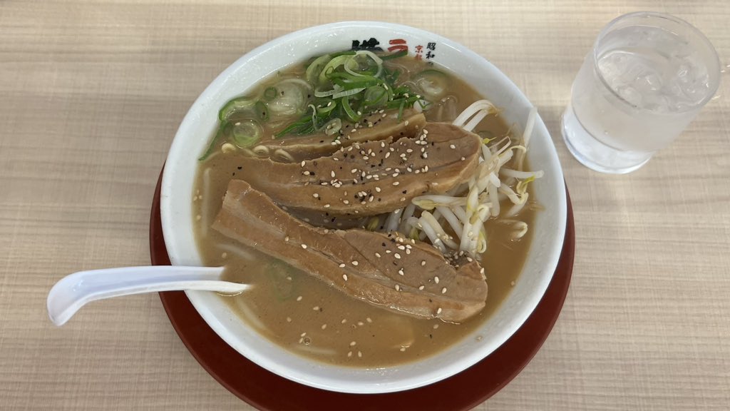 煮込みバラ肉ラーメンを食べました。柔らかくて甘〜い。東大阪で完飲。
#爆発うんこランチ