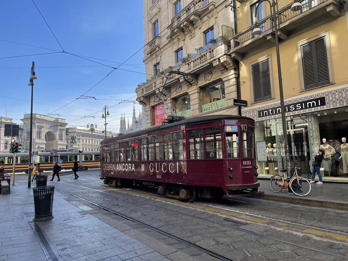 SansiriPLC's tweet image. #Milandesignweek2024 Gucci แบรนด์ดังสัญชาติอิตาลี🇮🇹 ใช้วิธีการ โปรโมทงานโดยการ Wrap รถราง ที่วิ่งไปรอบเมือง🚋 ซึ่งเป็น Plublic transportation เอกลักษณ์ของเมืองมิลาน  โดยได้รับความสนใจจากคนที่พบเห็น และเป็นอีกหนึ่ง Media viral ของงานนี้✨