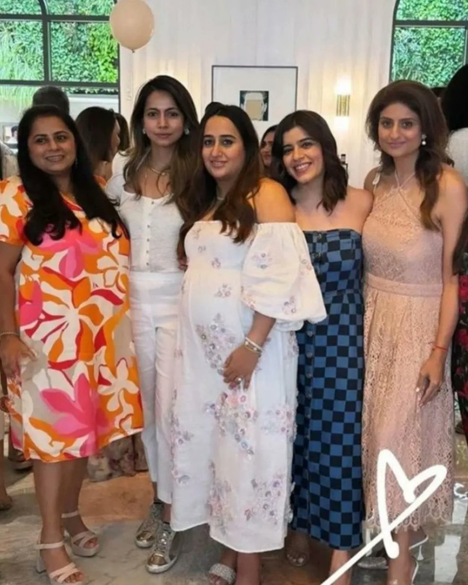 Elite_showbiz's tweet photo. VD & Natasha’s baby shower celebrations last night😍🤰🌟💕
#elite #eliteshowbiz #varundhawan #daddytobe #natashadhawan #mommytobe #parentstobe https://t.co/U1hnxt38GP