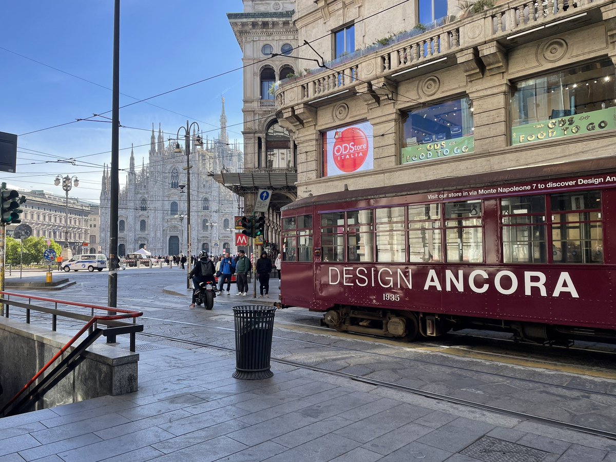 SansiriPLC's tweet image. #Milandesignweek2024 Gucci แบรนด์ดังสัญชาติอิตาลี🇮🇹 ใช้วิธีการ โปรโมทงานโดยการ Wrap รถราง ที่วิ่งไปรอบเมือง🚋 ซึ่งเป็น Plublic transportation เอกลักษณ์ของเมืองมิลาน  โดยได้รับความสนใจจากคนที่พบเห็น และเป็นอีกหนึ่ง Media viral ของงานนี้✨