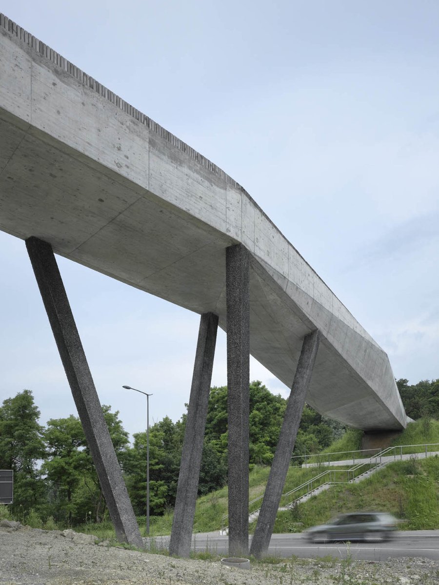 ⭕️ Salvando distancias... Puente peatonal La Sallaz | 2⃣0⃣1⃣2⃣ | Suiza | 2b architectes #BrutalMonday #brutalismo #arquitectura #architecture #archilovers #diseño #design #DiadeLaTierra