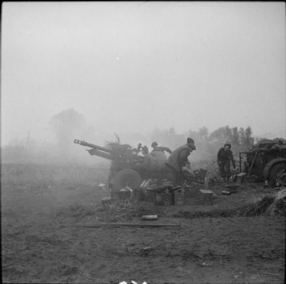 The 25 Pounder was Britain's principle piece of field arty. Field Regiments had 24, in three Batteries of 8 guns. Inf Divs had a total of 3 Regts, 72 guns. Mark II Range: 13,400yds Calibre: 87.6mm Muzzle Velocity: 1,745 FPS 3 - 8 RPM 6 Man Gun Det #WW2 #SWW #History #DDay80