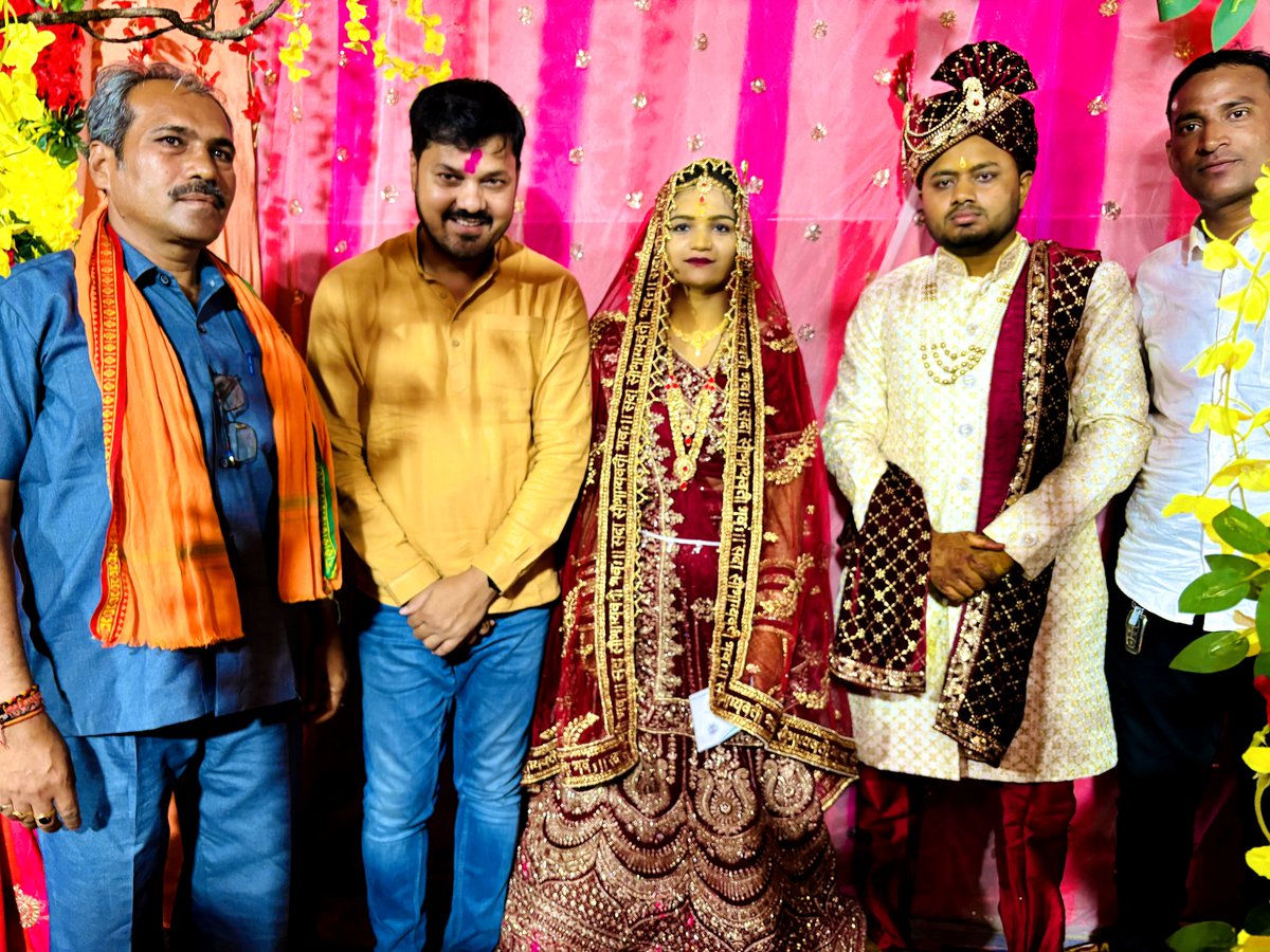कल क्षेत्र के विभिन्न शादी समारोह में सम्मिलित हुआ और सभी नवविवाहित जोड़ों को शादी की बधाई एवं शुभकामनाएं प्रेषित की।

#Dharsiwa #HappyMarriage