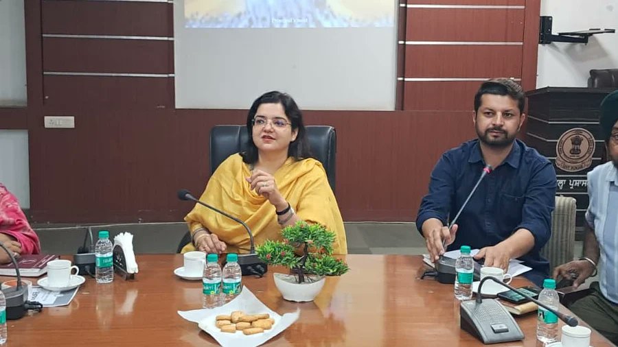 ElectehMoga3's tweet image. ਵੋਟ ਫ਼ੀਸਦੀ ਵਿੱਚ ਮਿਸਾਲੀ ਵਾਧਾ ਕਰਨ ਲਈ ਜ਼ਿਲ੍ਹਾ  ਚੋਣ ਅਫਸਰ-ਕਮ ਡਿਪਟੀ ਕਮਿਸ਼ਨਰ ਮੋਗਾ ਸ੍ਰ ਕੁਲਵੰਤ ਸਿੰਘ ਦੇ ਦਿਸ਼ਾ ਨਿਰਦੇਸ਼ਾ ਅਨੁਸਾਰ, ਸਹਾਇਕ ਕਮਿਸ਼ਨਰ ਕਮ ਸਵੀਪ ਨੋਡਲ ਅਫਸਰ ਸ਼ੁਭੀ ਆਂਗਰਾ ਵੱਲੋਂ 100 ਦੇ ਕਰੀਬ ਪ੍ਰਿੰਸੀਪਲ ਸਹਿਬਾਨਾਂ ਨਾਲ ਮੀਟਿੰਗ ਬੁਲਾਈ। 
#issvaar70par 
#TheCEOPunjab 
#sveepicon 
#election2024