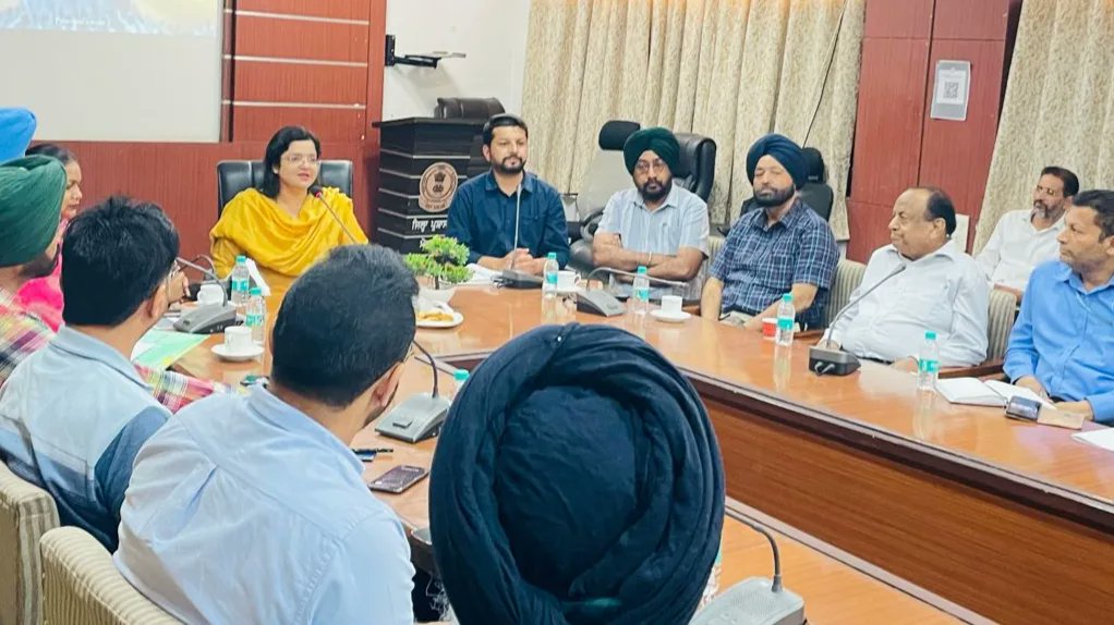 ElectehMoga3's tweet image. ਵੋਟ ਫ਼ੀਸਦੀ ਵਿੱਚ ਮਿਸਾਲੀ ਵਾਧਾ ਕਰਨ ਲਈ ਜ਼ਿਲ੍ਹਾ  ਚੋਣ ਅਫਸਰ-ਕਮ ਡਿਪਟੀ ਕਮਿਸ਼ਨਰ ਮੋਗਾ ਸ੍ਰ ਕੁਲਵੰਤ ਸਿੰਘ ਦੇ ਦਿਸ਼ਾ ਨਿਰਦੇਸ਼ਾ ਅਨੁਸਾਰ, ਸਹਾਇਕ ਕਮਿਸ਼ਨਰ ਕਮ ਸਵੀਪ ਨੋਡਲ ਅਫਸਰ ਸ਼ੁਭੀ ਆਂਗਰਾ ਵੱਲੋਂ 100 ਦੇ ਕਰੀਬ ਪ੍ਰਿੰਸੀਪਲ ਸਹਿਬਾਨਾਂ ਨਾਲ ਮੀਟਿੰਗ ਬੁਲਾਈ। 
#issvaar70par 
#TheCEOPunjab 
#sveepicon 
#election2024