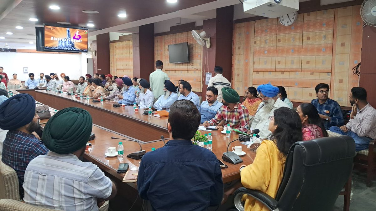 ElectehMoga3's tweet image. ਵੋਟ ਫ਼ੀਸਦੀ ਵਿੱਚ ਮਿਸਾਲੀ ਵਾਧਾ ਕਰਨ ਲਈ ਜ਼ਿਲ੍ਹਾ  ਚੋਣ ਅਫਸਰ-ਕਮ ਡਿਪਟੀ ਕਮਿਸ਼ਨਰ ਮੋਗਾ ਸ੍ਰ ਕੁਲਵੰਤ ਸਿੰਘ ਦੇ ਦਿਸ਼ਾ ਨਿਰਦੇਸ਼ਾ ਅਨੁਸਾਰ, ਸਹਾਇਕ ਕਮਿਸ਼ਨਰ ਕਮ ਸਵੀਪ ਨੋਡਲ ਅਫਸਰ ਸ਼ੁਭੀ ਆਂਗਰਾ ਵੱਲੋਂ 100 ਦੇ ਕਰੀਬ ਪ੍ਰਿੰਸੀਪਲ ਸਹਿਬਾਨਾਂ ਨਾਲ ਮੀਟਿੰਗ ਬੁਲਾਈ। 
#issvaar70par 
#TheCEOPunjab 
#sveepicon 
#election2024