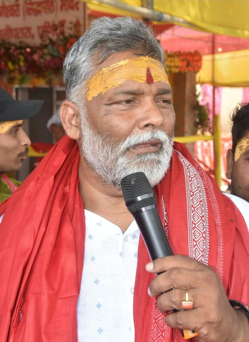 Gyaneshwar_Jour's tweet photo. पप्पू यादव बाहुबली हैं, कौन नहीं जानता, सभी जानते हैं. लेकिन, #कोरोना की दूसरी लहर याद है. कितना भयावह था, भूल गए क्या आप ?. इलाज को बस एक ही दवा थी. नाम था #रेमडेसिविर #remdesivir. और इस इंजेक्शन की जरुरत जिंदगी की अंतिम सांस गिन रहे हर व्यक्ति को थी. लेकिन, ये मिल कहां रहा था. बहुत मुश्किल, कितनी सोर्स-सिफारिश. ऊपर से कालाबाज़ारी भी उतनी ही तेज. लाख में भी नहीं उपलब्ध, कीमत तो 5-10 हजार ही थी. लोगों ने जिंदगी का सौदा कर करोड़ों बनाए. 
पर, तभी पप्पू यादव ने बाहुबल के अपने नेटवर्क का बड़ा प्रयोग किया था. नेपाल से रेमडेसिविर मंगा ली. किस रास्ते आया, किसी को नहीं पता. पर थोक में आया. और, कालाबाजारी कर रहे पटना के दुकानदारों के यहां अपना पहरा भी बैठा दिया पप्पू ने. जिसे जरुरत हो, उसे तुरंत दो और वह भी वाजिब कीमत पर.
बहुतों को याद होगा, पटना में मंदिरी वाले पप्पू यादव के घर पर लोग अंतिम उम्मीद से पहुंच रहे थे. खुद को बड़े लोग मानने वाले भी पप्पू से गुहार लगा रहे थे. किस पेशे के लोगों ने पप्पू की मदद लेकर अपनों की जान नहीं बचाई थी. कीमत भी छपी हुई नहीं स्टॉकिस्ट प्राइस ली जा रही थी, मतलब कम. 
बाहुबली तो बहुत हैं, पर, बिहार में किसी और ने तब यह किया हो, तो बताइएगा. अब आप इसके लिए भी पप्पू यादव को गरिया सकते हैं कि ये खराब आदमी है, बहुत बोलता है, लोगों की मदद करता है.
#नोट : इस पोस्ट का कोई मतलब पूर्णिया लोक सभा के चुनाव से नहीं है.
#Bihar #Purnia #NitishKumar #NarendraModi #LokSabhaElection2024 #BiharNews #PappuYadav #BimaBharti #BiharPolitics