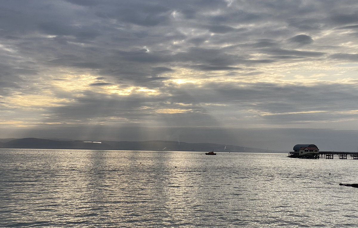 ldgower2's tweet photo. Much moodier Mumbles skies this morning. The lifeboat and the old and new lifeboat stations at #mumblespier #RNLI https://t.co/yEK2TUaFJG