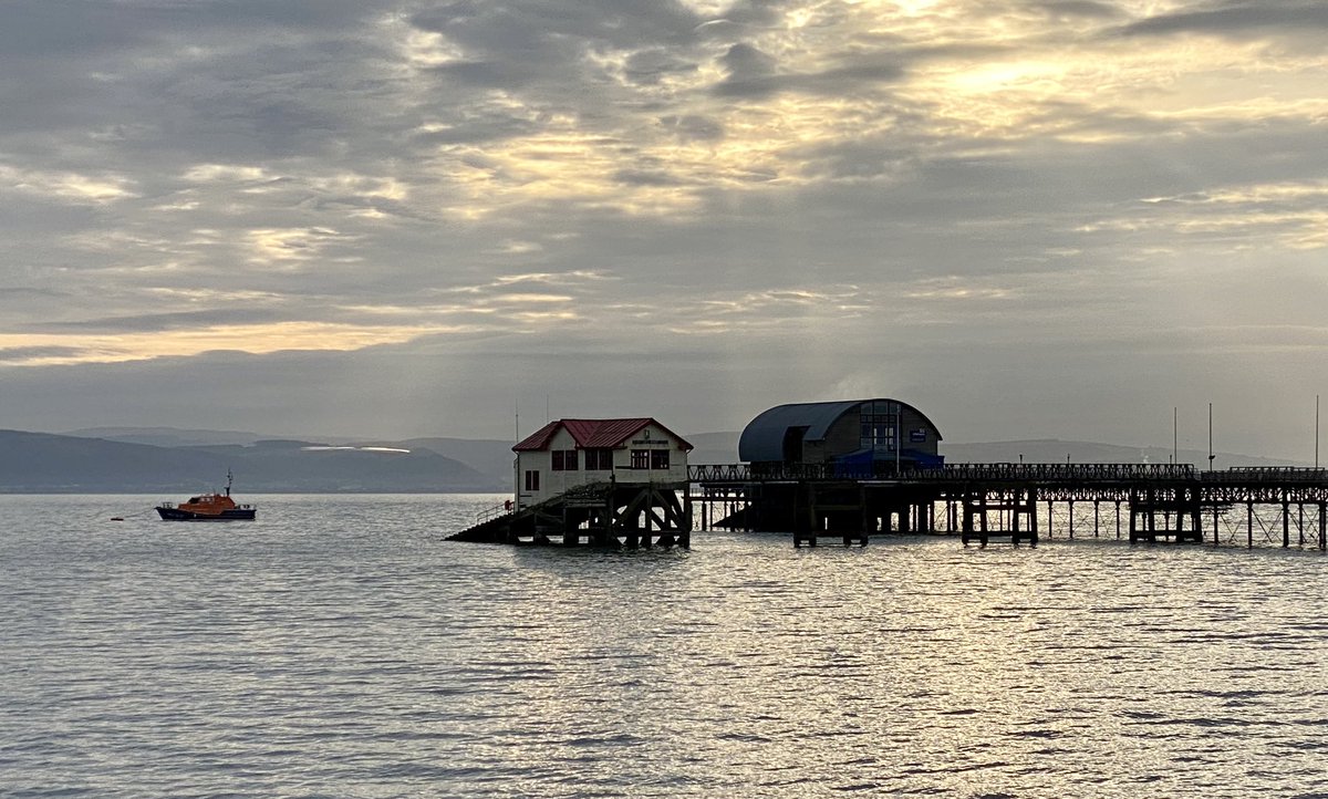 ldgower2's tweet photo. Much moodier Mumbles skies this morning. The lifeboat and the old and new lifeboat stations at #mumblespier #RNLI https://t.co/yEK2TUaFJG