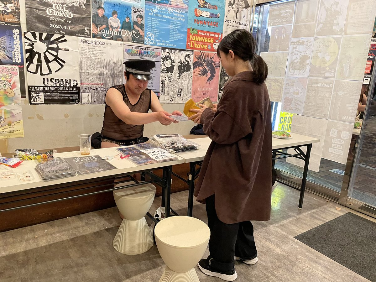 kaznosticfront's tweet image. 2008年1月20日にDJ識と。
16年後の2024年の日曜日、和人君と。
徳島CROWBAR、遊んでいただいた皆さんありがとうございました。
物販CDが売り切れたのはバンド人生初です、俺。

＃オッス！オラ和人！
＃神闘歌
＃CROWBAR