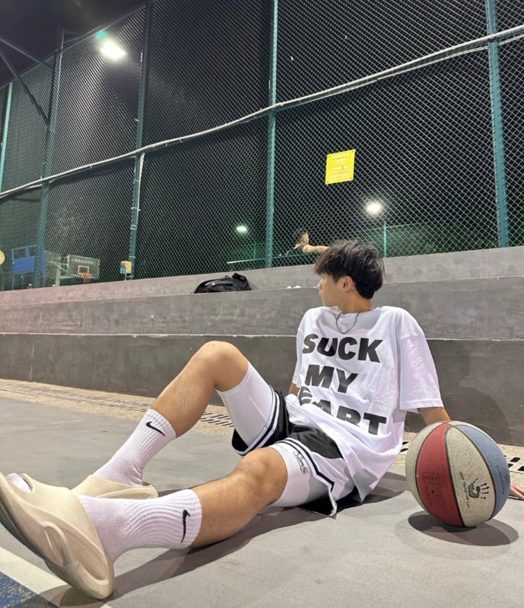 球场调教贱狗就是爽，不过就是废袜子！最近贱狗特么喜欢叼走爹的袜子啊