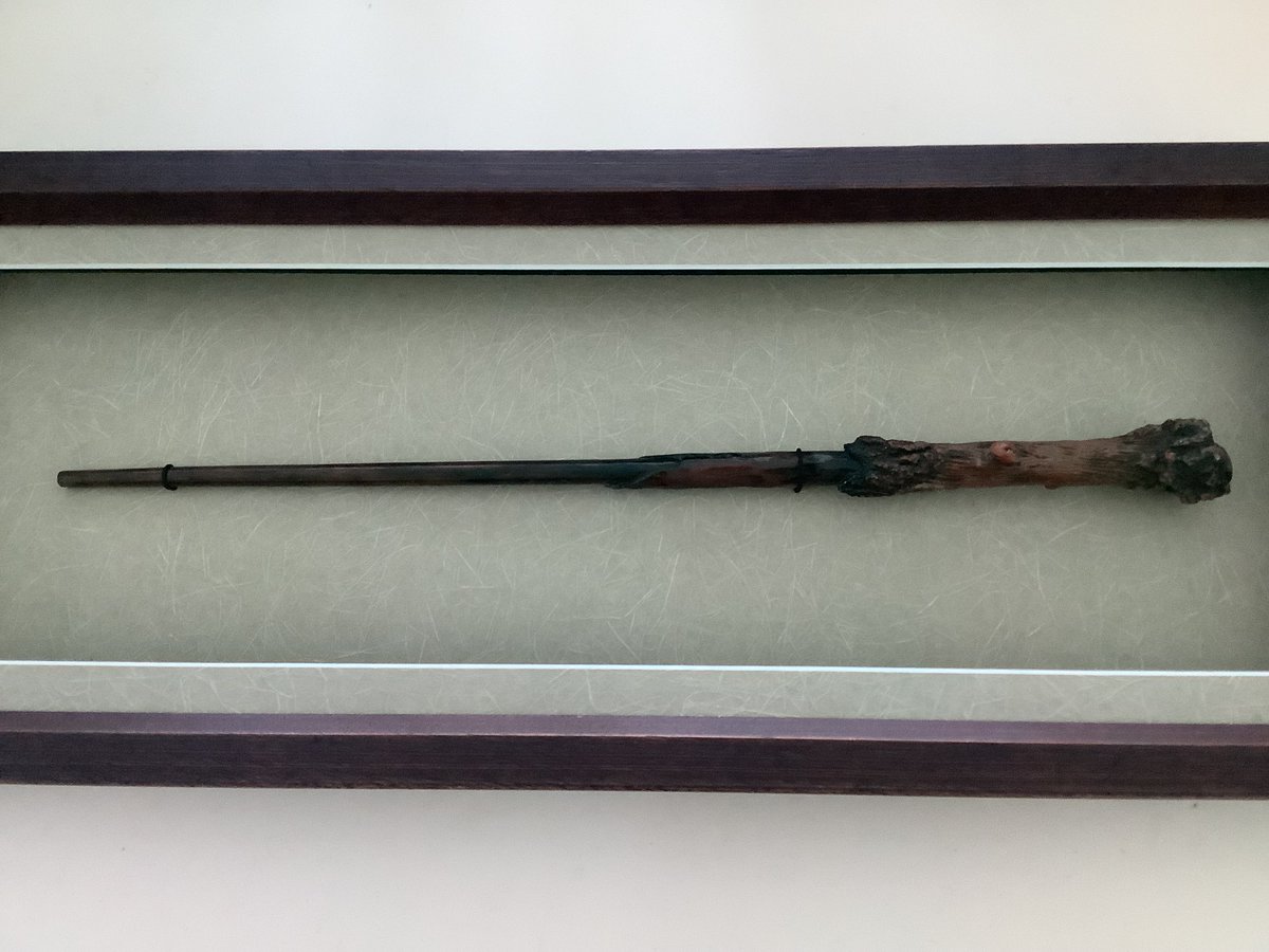 @HPotterUniverse A little late, but here’s my #wand that was used in filming this scene.  #HarryPotter SFX Hero prop.
#Hogwarts #WizardingWorld #OrderOfThePhoenix
