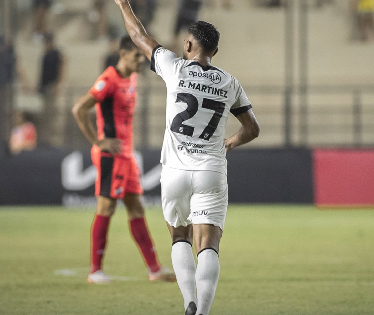PYtitulares's tweet photo. Después de 3 años, Olimpia vuelve a ganarle a Nacional. ⚽😯
La última vez fue en la última jornada del Torneo Clausura 2021 por un marcador de 3-1 en el Arsenio Erico.  📰 https://t.co/4YUlIo3ucy