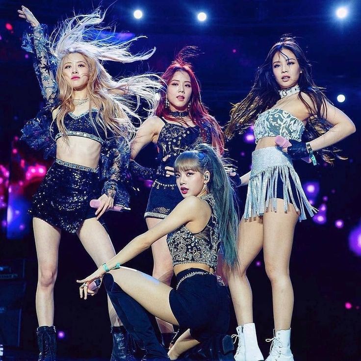 Blackpink ขึ้นแสดง Coachella ครั้งแรกปี 2019 อายุวงก็เพิ่งเดบิ้วได้แค่ 3 ปีเพลงก็มีน้อยแถมยังต้องแบกค่ายไว้เลยต้องรีบปล่อยเพลง kill this love ออกมาแต่เป็นครั้งแรกที่ประสบความสำเร็จไปแล้วไม่บ่งไปแล้วเป็นตำนานมีคนพูดถึงมากที่สุดเก่งอ่ะภูมิใจ
#JISOO #JENNIE #ROSÉ #LISA @BLACKPINK