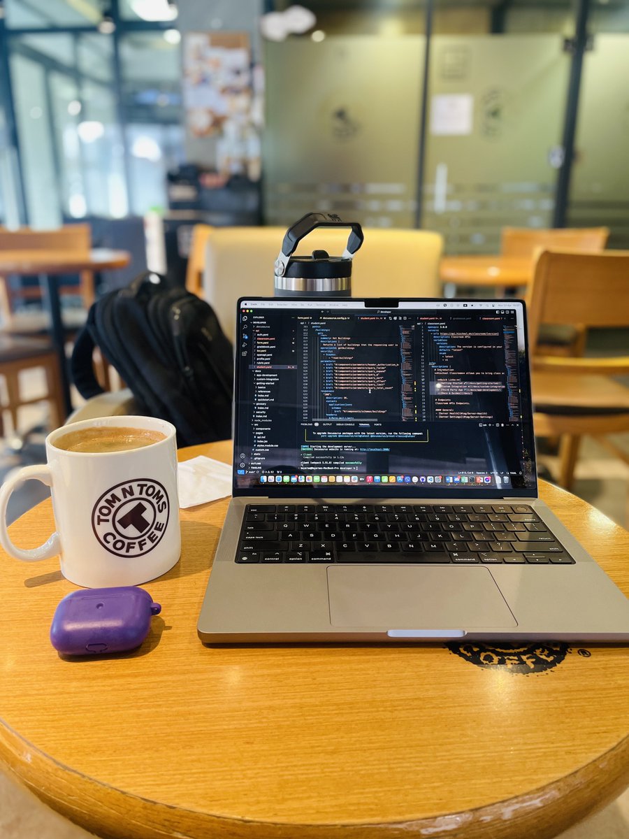 bayaraa_basan's tweet image. Өнөөдрийн оффис #tomntoms ☕️