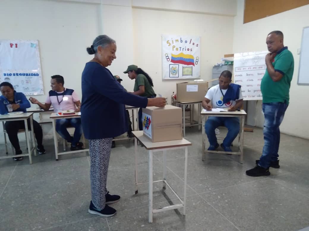 Con alegría, el Poder Popular de la comunidad la Federación, parroquia el Carmen #Barinas, se expresa con el voto en la escogencia de los proyectos del pueblo.  
#PoderPopularEnVanguardia

<a href="/NicolasMaduro/">Nicolás Maduro</a>
<a href="/GuyVernaez/">Guy Vernáez Hernández</a>
<a href="/CarreroCe/">Cesar Carrero Aristizabal</a>
<a href="/EulaliaTabares/">Eulalia Tabares</a>
@ComunasVE_