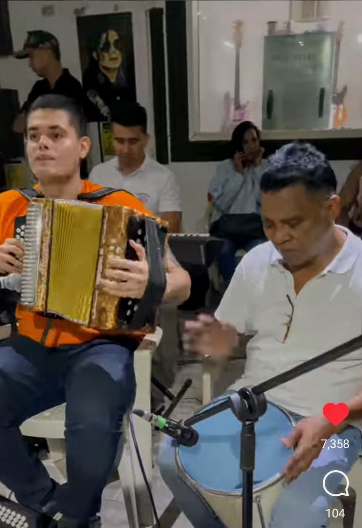 Tocando vallenato bien lindo, iluminados por Michael Jackson