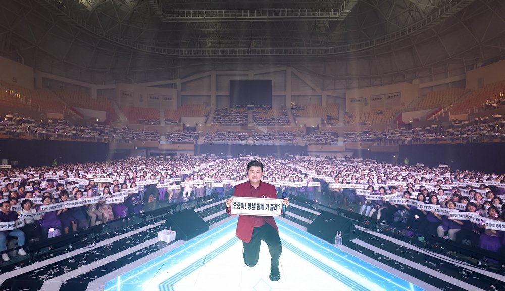 김호중, '클래식 아레나 투어' 첫 공연 성료…'트바로티' 힘+여유 증명
#김호중 #KIMHOJOONG #트바로티 #TVAROTTI #iMBC 

'트바로티 클래식 아레나 투어 2024' 첫 공연이 성공적으로 마무리되면서, 태백 공연 역시 기대치가 더욱 높아지고 있다.

⬇️기사 Click Plz⬇️ 
adenews.imbc.com/M/Detail/415548