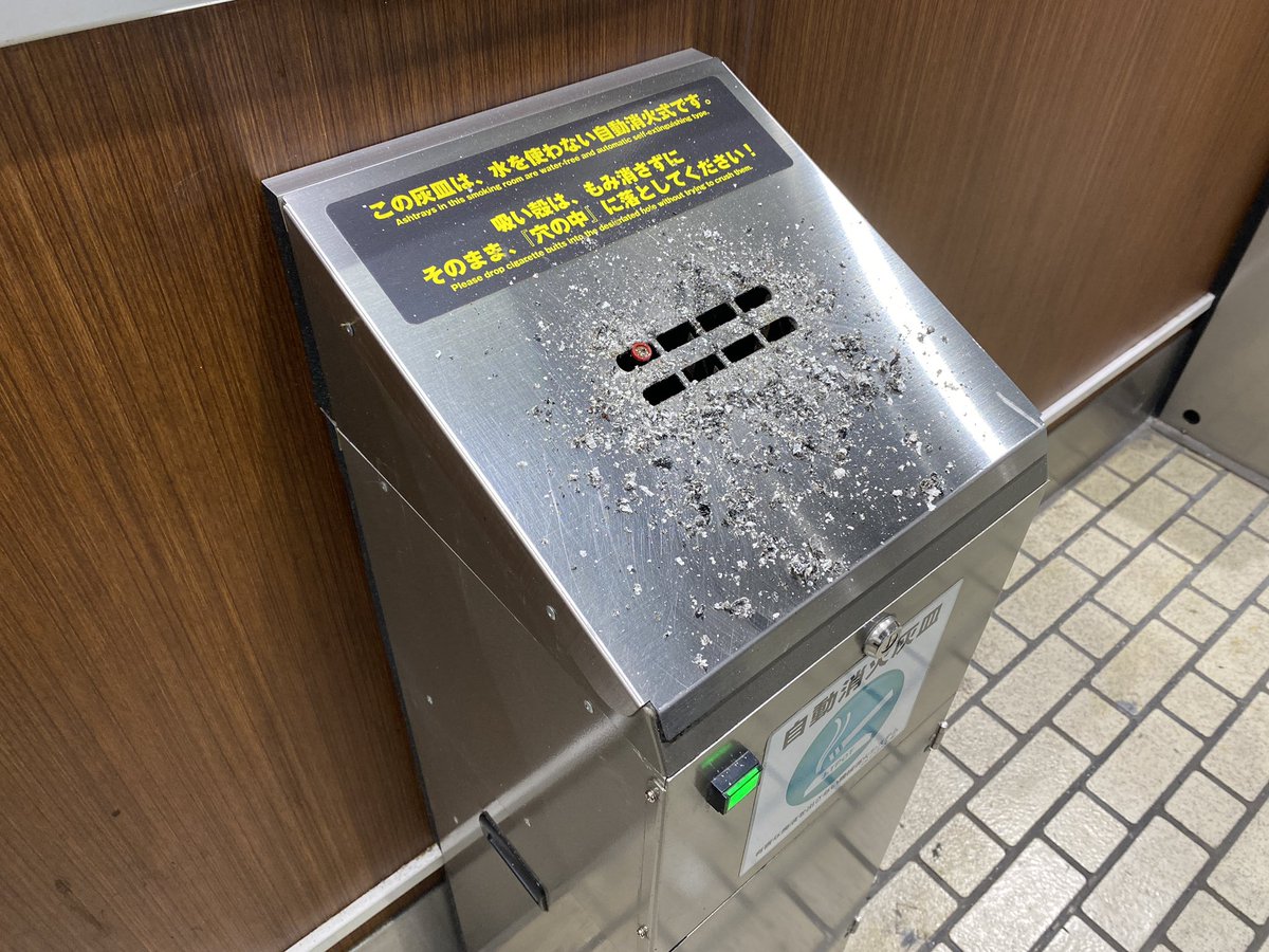 hemingways_x's tweet photo. タバコ吸ったことない人が作ったんか？
灰ポンポンするスペースないから
散らばってますよ？ https://t.co/2r2fcCF4yu