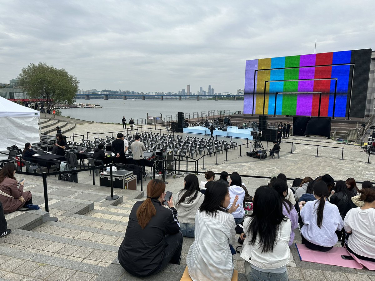 The set up fr is so nice bc fans can actually watch and people casually passing by can hear Doyoung’s beautiful singing 🥰🥰🥰