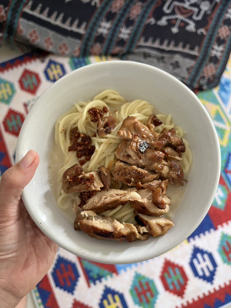 claudiaratri's tweet photo. demi apaa..terNIAT 2024, bikin ramen ala2. Kuahnya masih KW, kalo pake tori paitan pasti lebih endeuuss. Tapi gini aja aku cukup bangga 🥹😭 https://t.co/sraAAMAkXL