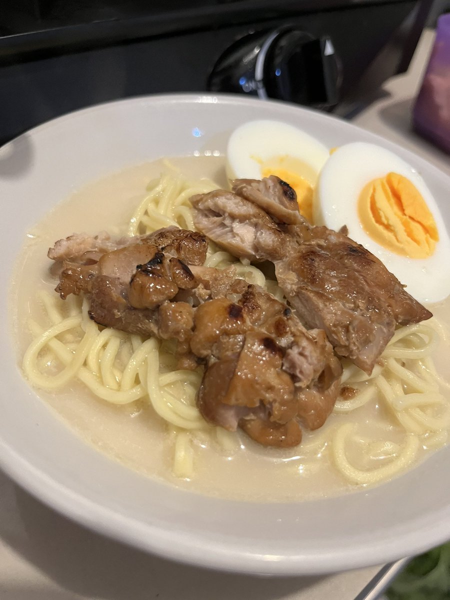 claudiaratri's tweet photo. demi apaa..terNIAT 2024, bikin ramen ala2. Kuahnya masih KW, kalo pake tori paitan pasti lebih endeuuss. Tapi gini aja aku cukup bangga 🥹😭 https://t.co/sraAAMAkXL