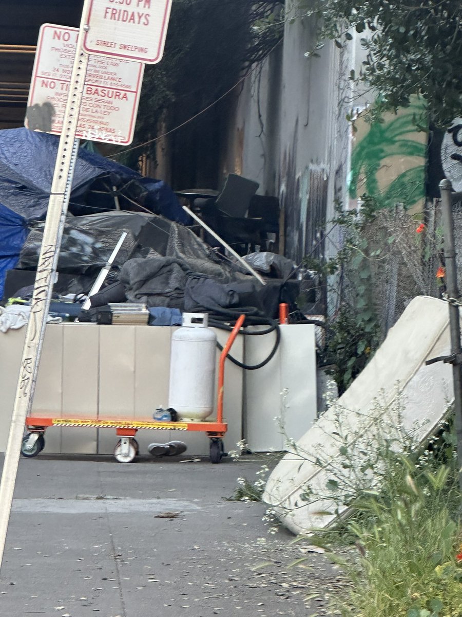 ByCurran's tweet photo. Person camping 25 feet from my house on 29th St (MLK/Telegraph) is hoarding propane tanks. Not only is there one now in between us and the underpass, this person also has 5+ tanks stored under their tarp right by their fire area. #Oakland @carroll_fife @RobBonta @OaklandFireCA https://t.co/pmfSXkrOjU