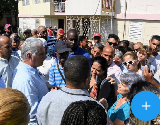 Admiro la naturalidad de los encuentros que realiza en sus visitas. Sobre este asunto, de trascendental importancia para el Partido, #FidelPorSiempre dijo: '¡Nunca por encima de las masas; siempre con las masas, y en el corazón del pueblo!' #YoSigoAMiPresidente