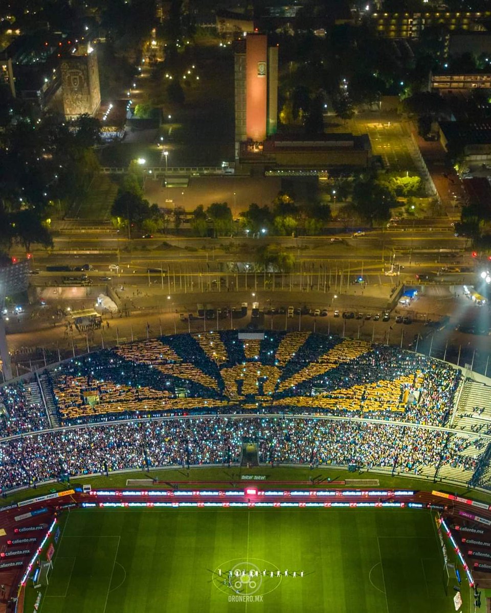 PumasELP's tweet photo. ¡Una vista impresionante desde las alturas! 🤩 El mosaico de la Rebel ilumina el estadio Olímpico Universitario en honor a los 50 años del emblemático escudo de @PumasMX. 🎉⚽ 🐾

📸 Dronerosmx https://t.co/vJUkDXWqw9