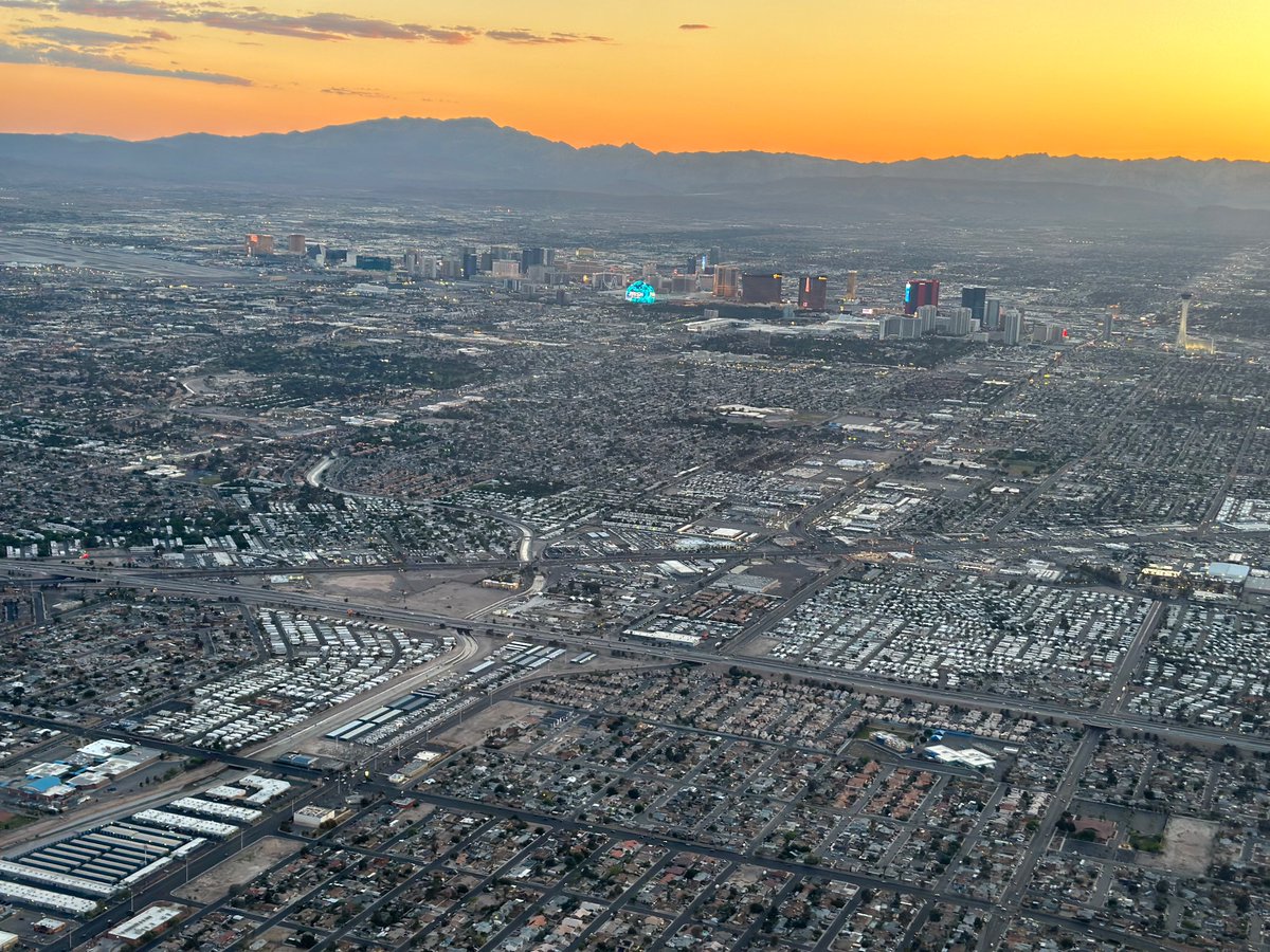 jasr789's tweet photo. This is Las Vegas. It’s a city in the middle of nowhere. This is a great example of why I will never bet against the United States and capitalism. https://t.co/5JxwyUbI5w
