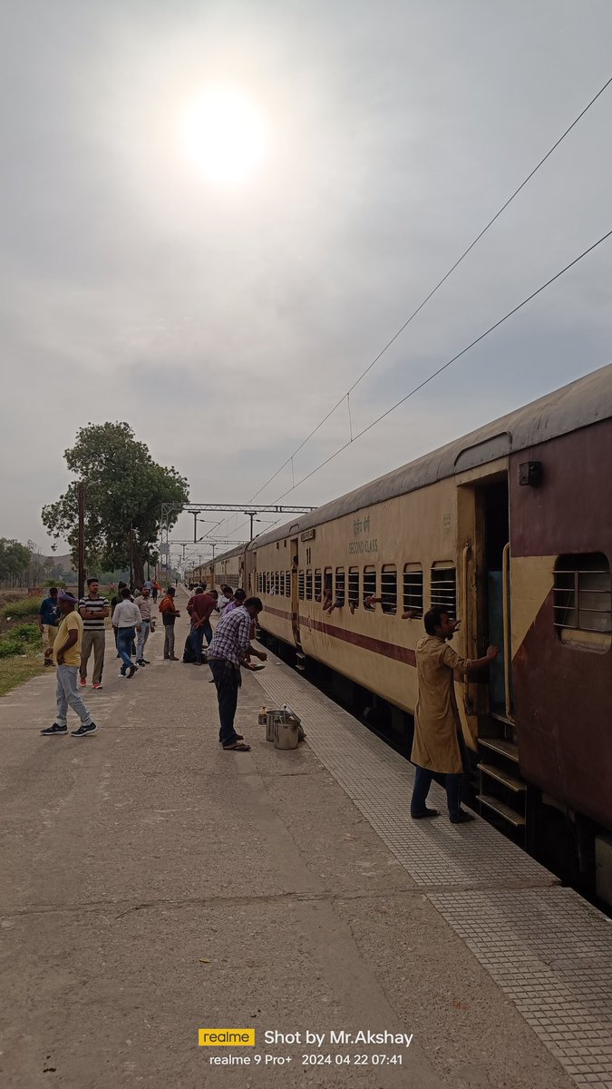 AkshayG50708024's tweet photo. @ECRlyHJP गया - जमालपुर पैसेंजर (05404) गया से खुली तो समय से है अपनी लेकिन तिलैया तक दोहरीकरण लाइन रहने के बा��जूद इस ट्रेन को कभी पैमार, करजरा में 1:30 घंटे से खड़ी कर दी गई है जैसे इस लाइन के पैसेंजर की समय की कोई वैल्यू ही नही है हमेशा ट्रेन ��या - किऊल लाइन में लेट ही चलती है। https://t.co/nskir8x6pE