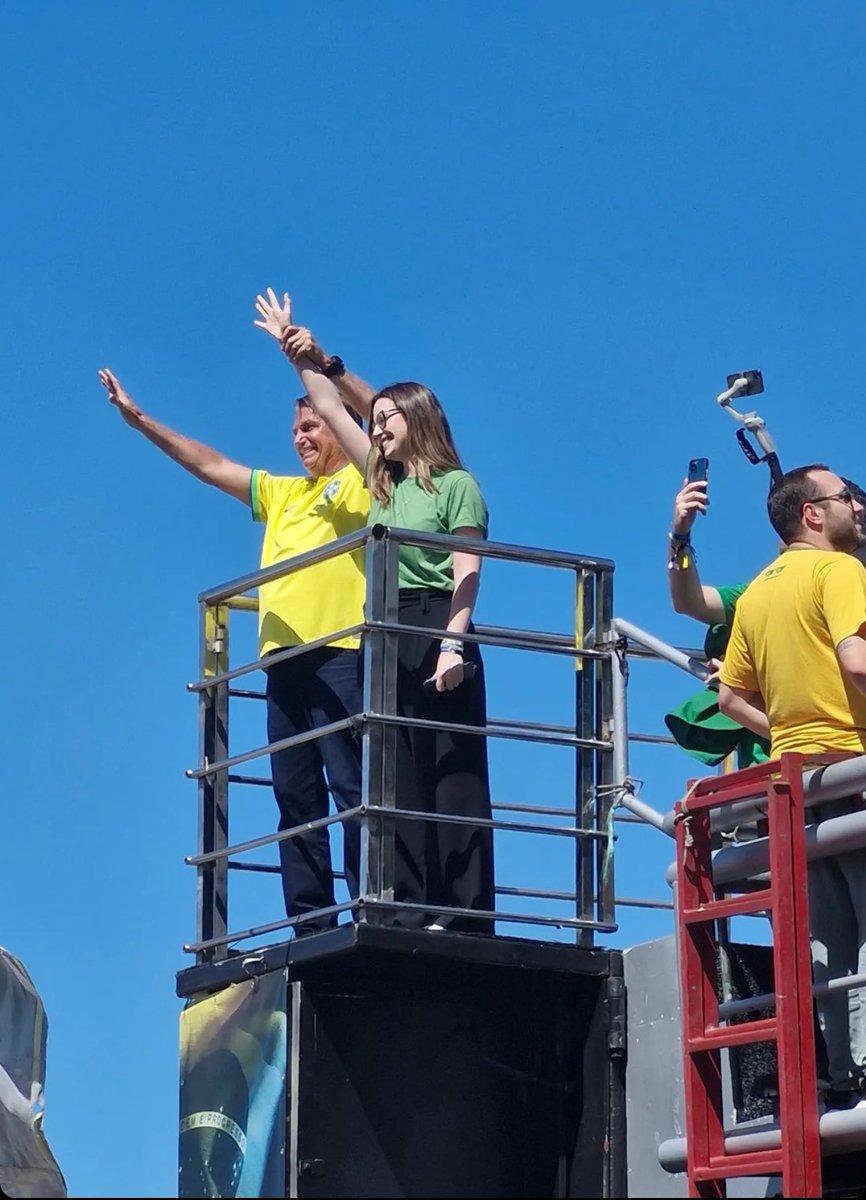 zoemartinez_05's tweet photo. Oi, Zoe de 12 anos, você não vai acreditar no que te espera! 🚀 Aos 24, estamos vivendo nossos sonhos e superando todas as expectativas! Toda honra a Deus! https://t.co/Znp5mGOeY9