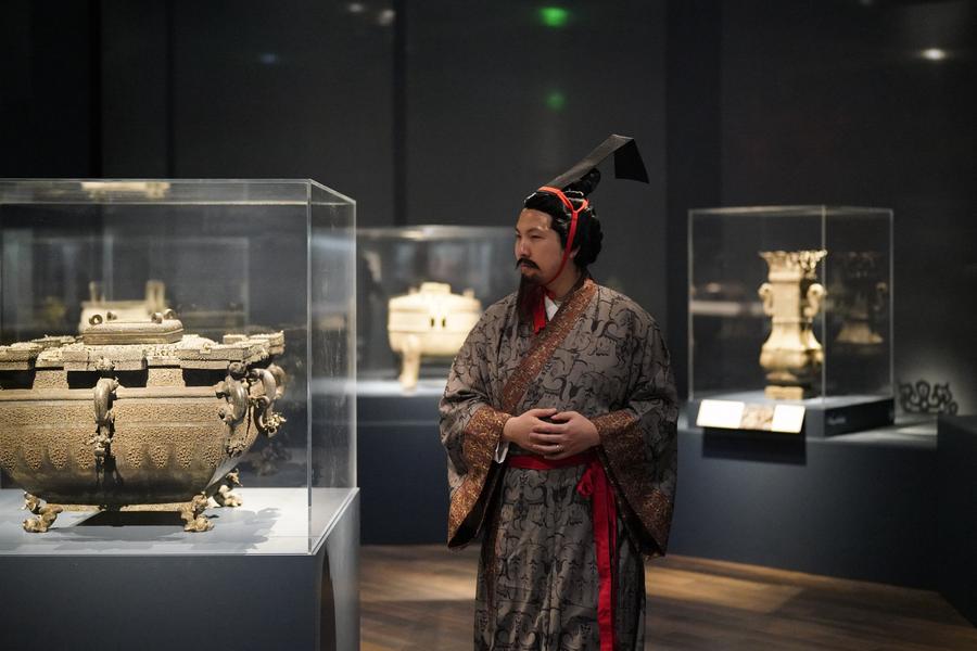 A major new exhibition of Chinese cultural relics was unveiled in the Asian Art Museum in San Francisco on Friday. Titled 'Phoenix Kingdoms: The Last Splendor of China's Bronze Age,' the exhibition showcases more than 260 pieces or sets of artifacts from ancient China.
