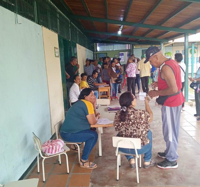 Con mucho ánimo, salieron los vecinos y vecinas de la comunidad Negro Primero, parroquia Corazón de Jesús #Barinas, a participar en el proceso de elección de los proyectos del pueblo en la jornada de Consulta Popular.   #PoderPopularEnVanguardia

<a href="/NicolasMaduro/">Nicolás Maduro</a>
<a href="/GuyVernaez/">Guy Vernáez Hernández</a>
