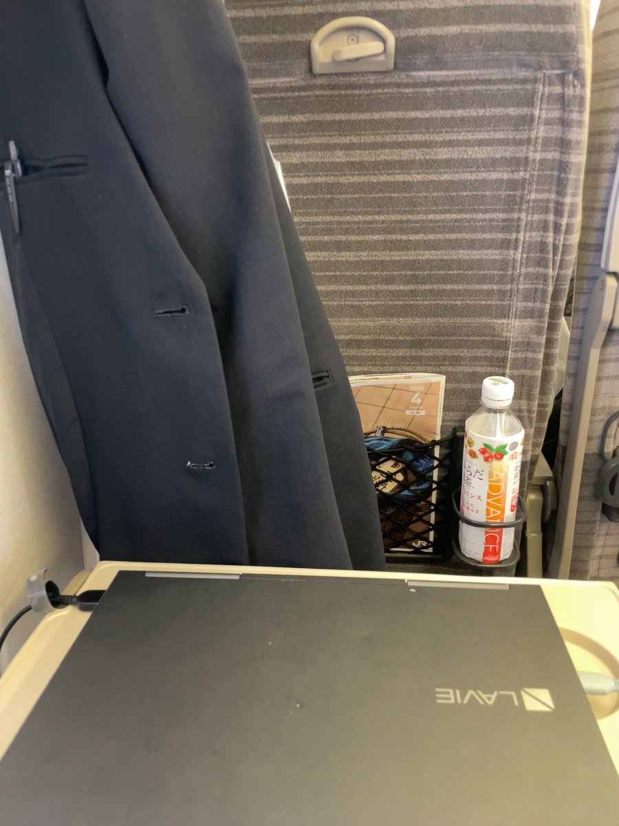 atsushiglay's tweet photo. 本日は出張で東北へ。クライアント企業の会議に参加させていただきます。新幹線に電源もあり、仕事がはかどるー！！ https://t.co/qo56pT999m