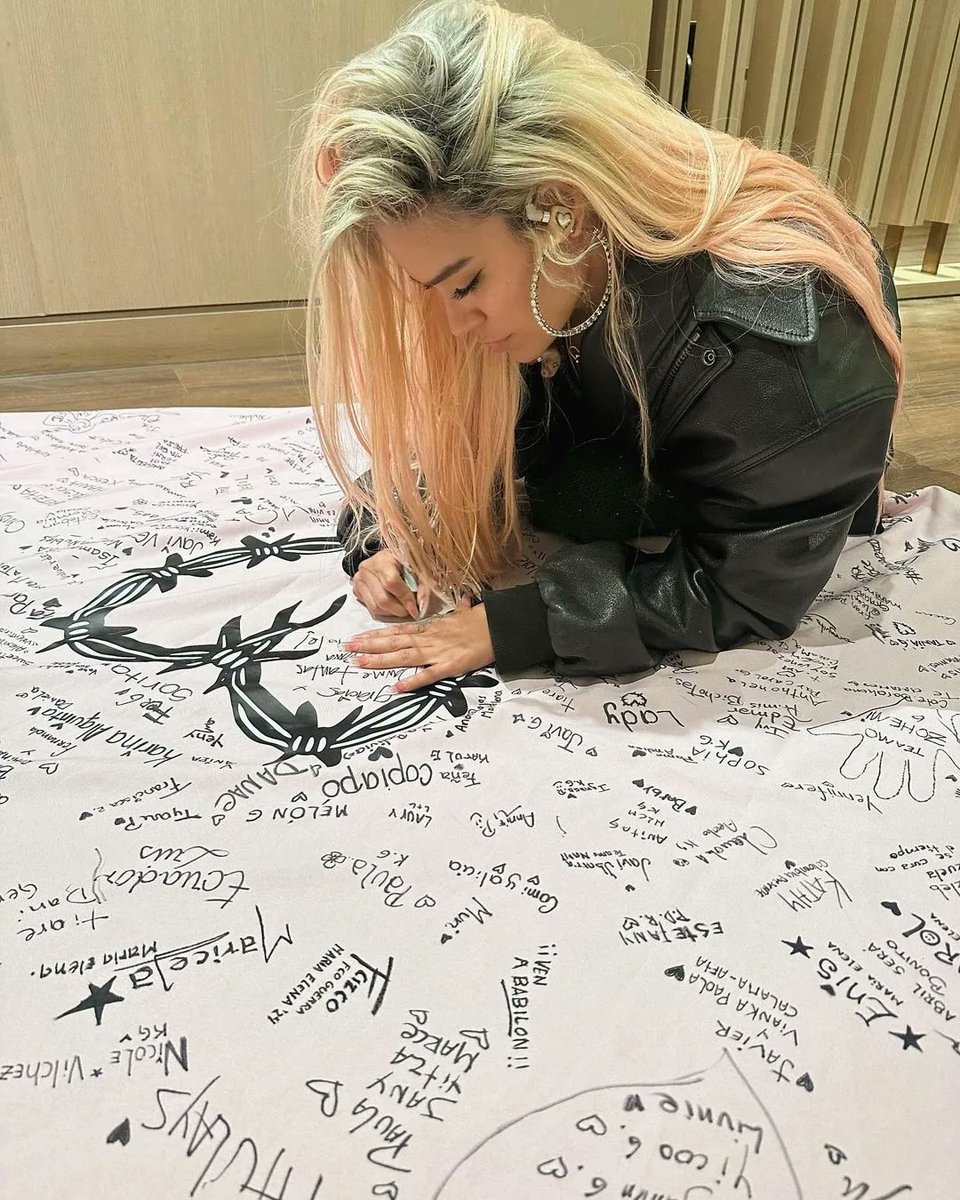 detodopoquitou's tweet photo. Karol junto a la bandera de @fcgpowerchilee_ con su firma 🇨🇱❤️‍🔥. #KarolG https://t.co/DE69FrnVZE