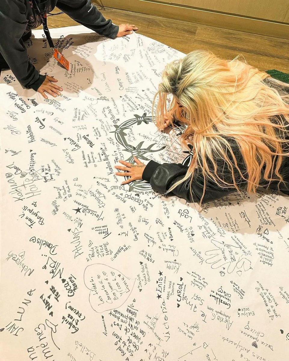 detodopoquitou's tweet photo. Karol junto a la bandera de @fcgpowerchilee_ con su firma 🇨🇱❤️‍🔥. #KarolG https://t.co/DE69FrnVZE