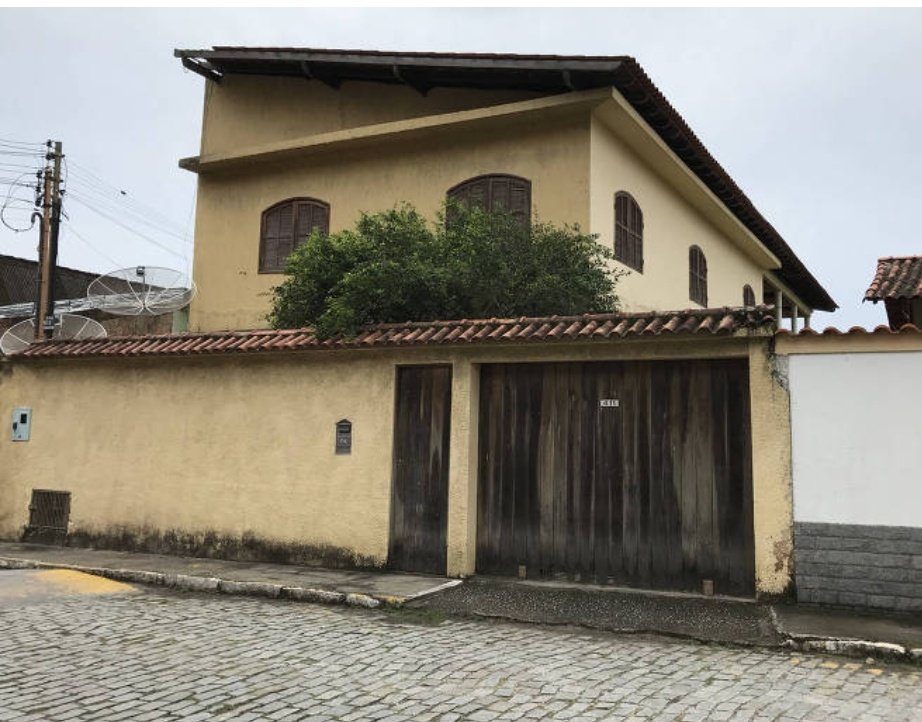 Esses são apenas alguns dos 107 imóveis que os Bolsonaros têm declarado no Brasil. A maioria comprado em dinheiro vivo, cada um deles avaliado em milhões. O último é uma a casa em Angra dos Reis cujo quintal é na praia. Ah, se fosse um triplex meia boca no Guarujá!