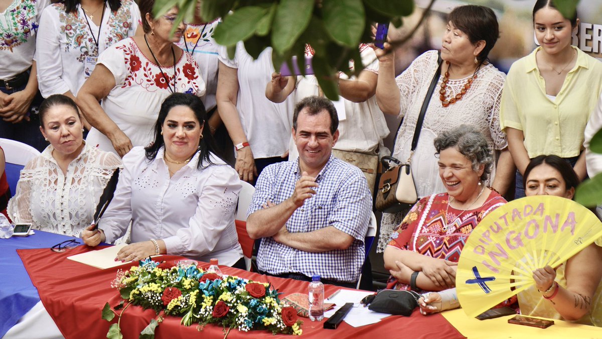 Pepe_Yunes's tweet photo. En #Papantla se percibe un gran entusiasmo por un cambio.
Morena ha decepcionado a las mujeres veracruzanas, ignorando la agenda de género y recortando fondos para centros de atención a la violencia. Vamos a corregir eso y más.
#GobernadorDeVerdad #PepeGobernador https://t.co/eL4tLU0ob6