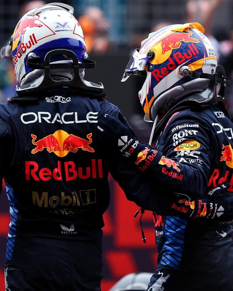 What a team 💪🏻 🏁

#GlobalSportsNews

©️ Oracle Red Bull Racing