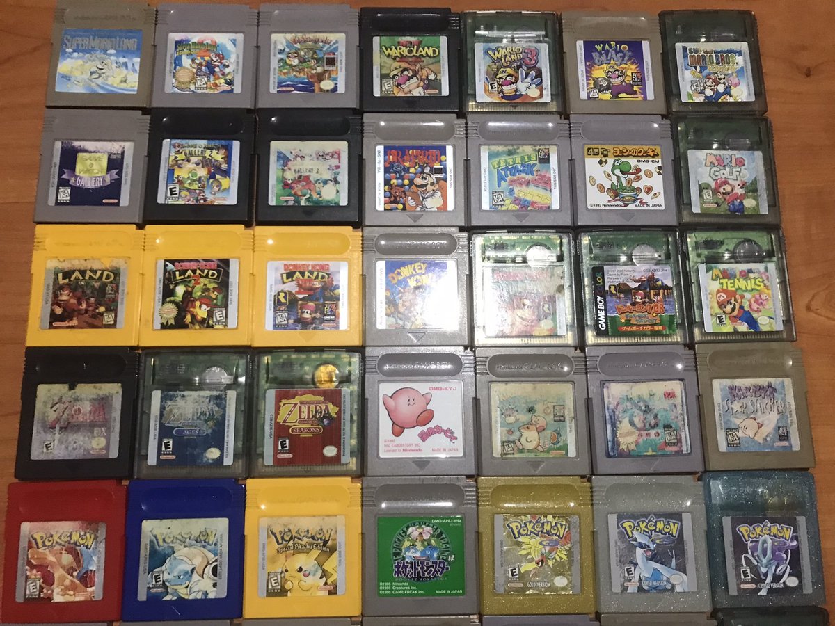 SuperHomerGlx's tweet photo. Vi que hoy es el 35 aniversario de la Game boy, asi que aqui esta una foto de mi coleccion entera de la consola, incluyendo los exclusivos de Game Boy Color.
#GAMEBOY #GameBoy35th https://t.co/ZUZ0UjDhbI