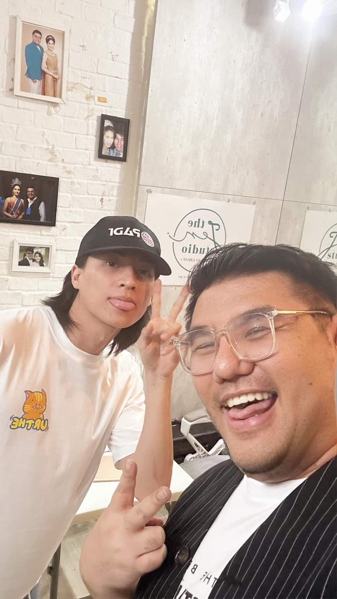 sweaterpaws_97's tweet photo. "Phi Gulf stopped by to add knowledge. We haven't seen each other for a long long time." #thejenstudio #GulfKanawut
@gulfkanawut https://t.co/bXSCBlmjUk