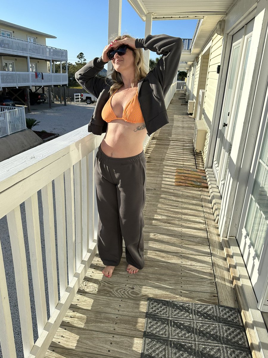 ashley_tingle's tweet photo. Workouts have been paying off 💪🏼 https://t.co/qTONA07hEM