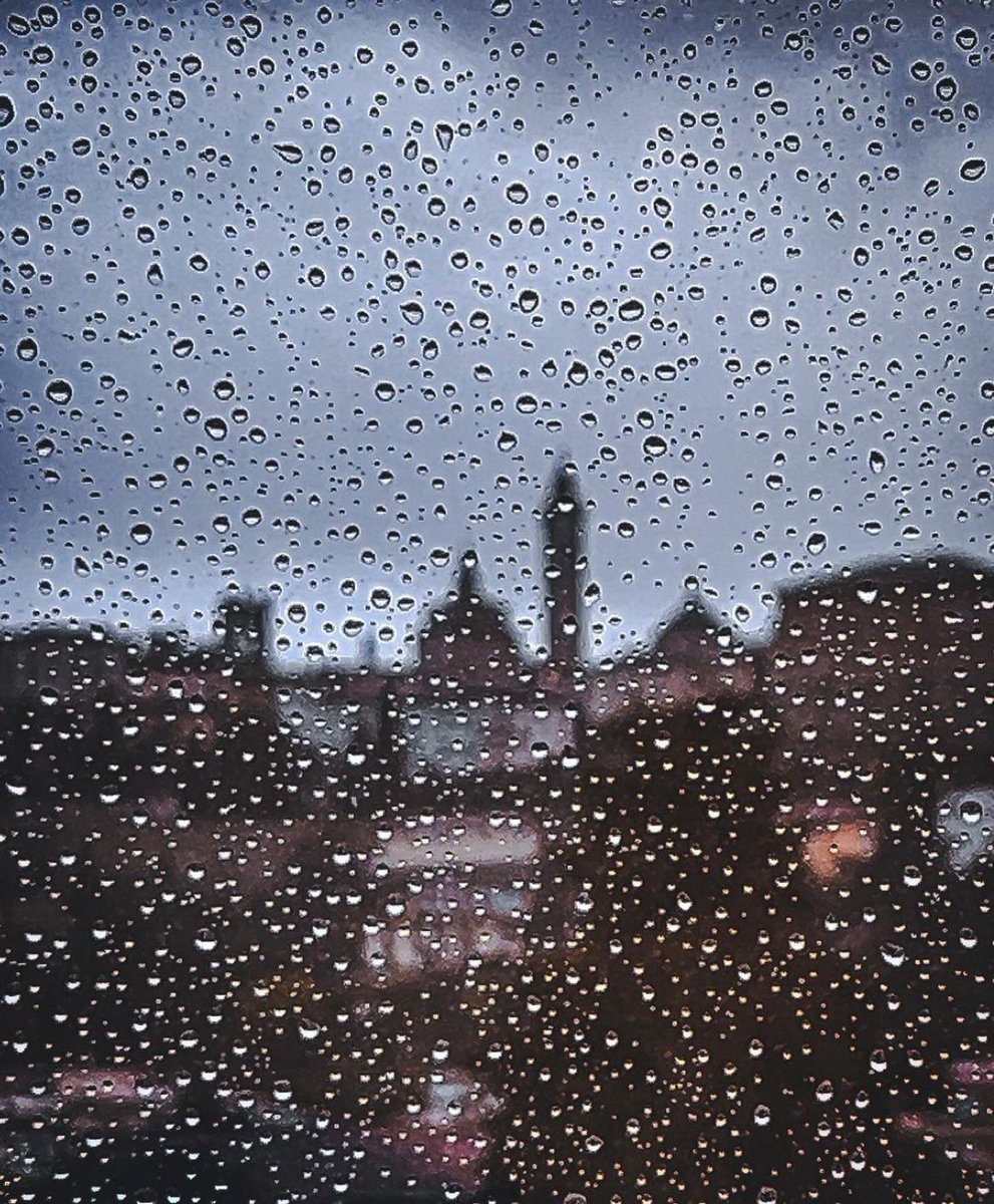 Buongiorno #Bergamo. Nuvole e pioggia accompagnano la giornata di oggi per quel che riguarda la nostra città, con temperature previste tra 4 e 9 gradi. Buon lunedì e buona settimana a tutti e tutte voi. ••• #photo crisamo76