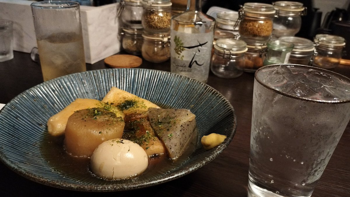 siba_san_483's tweet image. 昨日は妻ちゃんとデート。
長浦のカフェで占いして、君津でラーメンディナーして、シメは #addision さん。

山椒のお酒の炭酸割りとスパイスおでん。(妻はノンアル)
おでんは香りがスパイシー、でも食べてみると鰹出汁効いた本格おでん！😋
山椒のお酒も山椒がグイグイくる味で好きなやつでした〜♪🥰