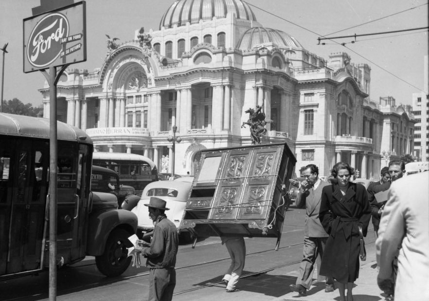 Esta fotografía de 📸 Archivos Casasola, tomada en 1945. Una escena cotidiana frente al Palacio de Bellas Artes. 👉🏽Fototeca Nacional. SECRETARIA DE CULTURA. –INAH. –MEX. REPRODUCCIÓN AUTORIZADA POR EL INSTITUTO NACIONAL DE ANTROPOLOGÍA E HISTORIA.