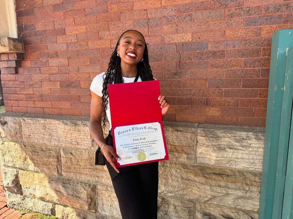 Congratulations to Jaela Reid who earned an Academic Achievement Award in Criminology from Davis & Elkins College! Scholar and an athlete! #GLPFamily💙🖤💙